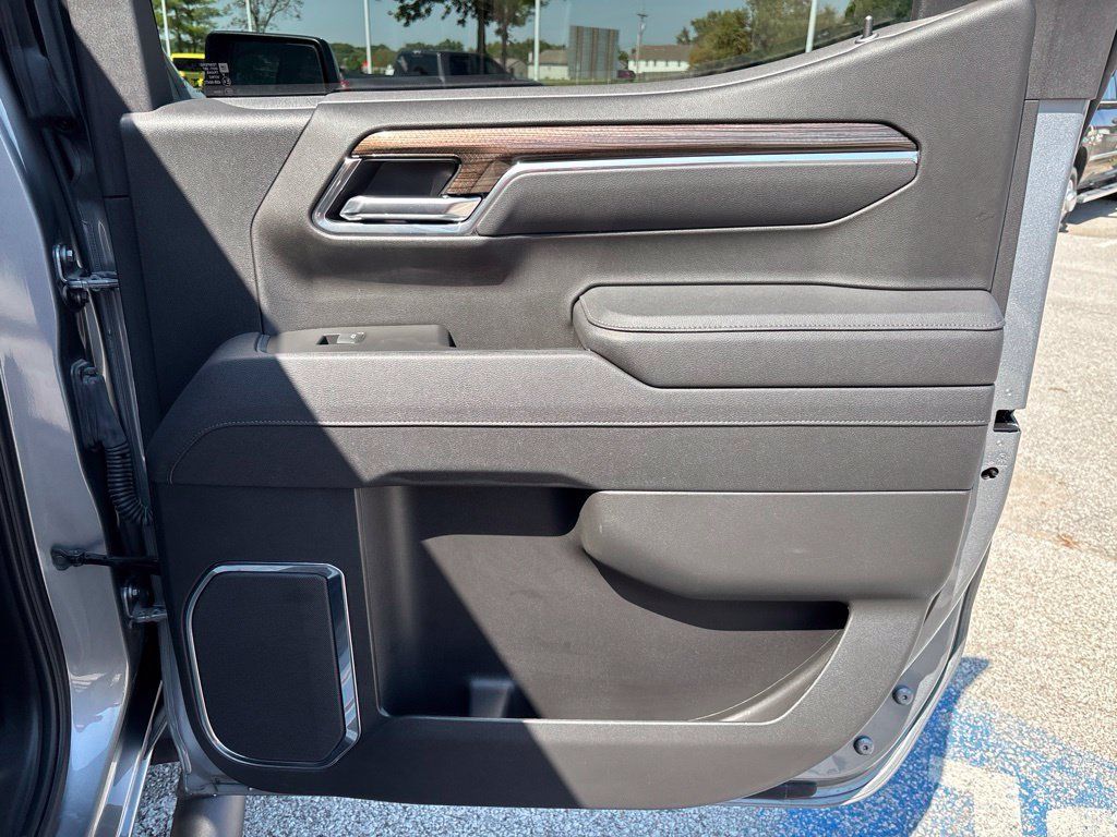 Used 2025 Chevrolet Silverado 1500 LT Trail Boss w/ LPO, Dark Essentials Package AWD/4WD image 18