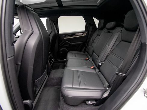 Used 2025 Porsche Cayenne S AWD/4WD image 16