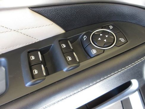 Used 2016 Ford Explorer Platinum image 10