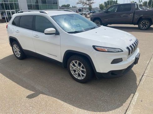 Certified 2017 Jeep Cherokee Latitude w/ Comfort & Sound Group FWD image 8