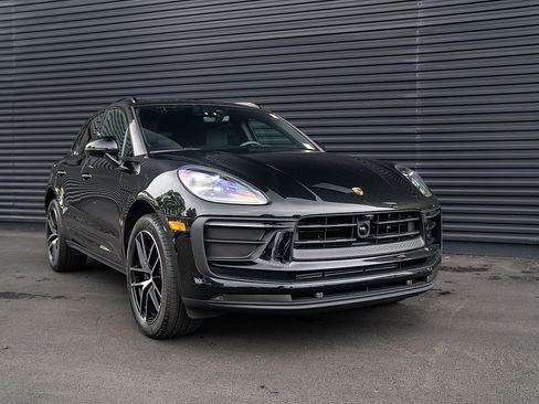 Certified 2025 Porsche Macan AWD/4WD image 25