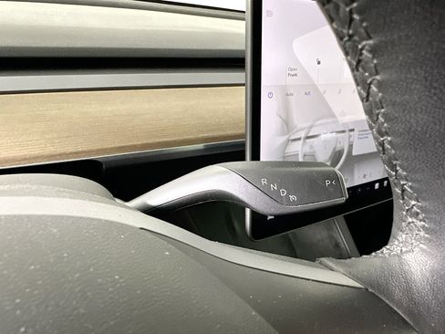 Used 2022 Tesla Model Y Long Range image 23