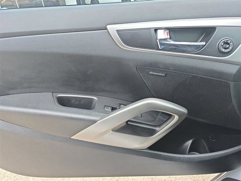 Used 2017 Hyundai Veloster Value Edition image 21