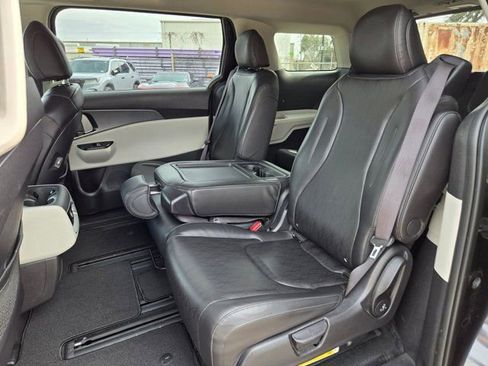 Used 2024 Kia Carnival LX image 25
