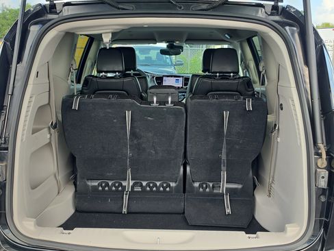 Used 2023 Chrysler Pacifica Touring-L FWD image 6