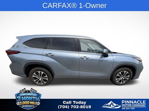Used 2022 Toyota Highlander XLE FWD image 3