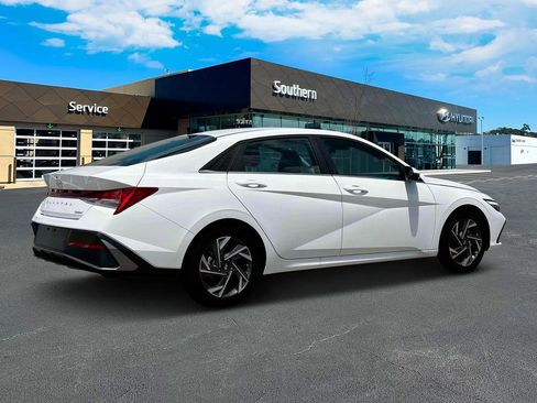 New 2025 Hyundai Elantra Limited FWD image 9