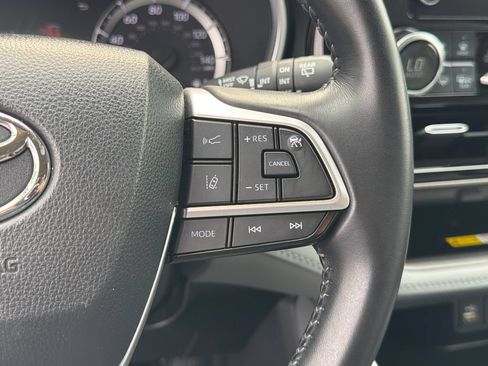 Used 2023 Toyota Highlander XLE AWD/4WD image 28