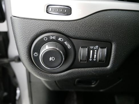 Used 2018 Jeep Cherokee Latitude Plus w/ Cold Weather Group image 26