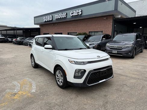 Used 2021 Kia Soul LX FWD image 2