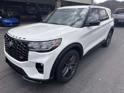 Used 2025 Ford Explorer ST image 2