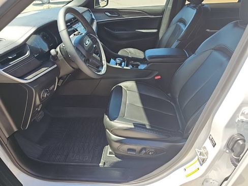 Certified 2025 Jeep Grand Cherokee Limited AWD/4WD image 13