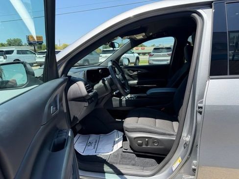 Used 2026 Chevrolet Traverse LT w/ Midnight/Sport Edition FWD image 9