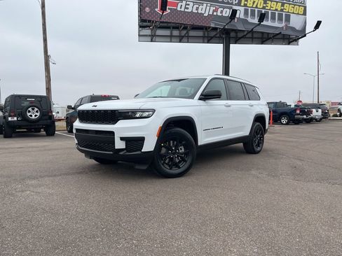 New 2025 Jeep Grand Cherokee L Altitude image 2