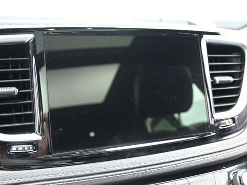 Used 2022 Chrysler Pacifica Limited w/ Uconnect Theater Family Group image 15