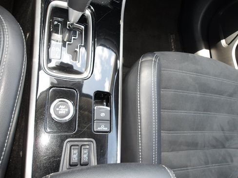 Used 2020 Mitsubishi Outlander AWD image 25