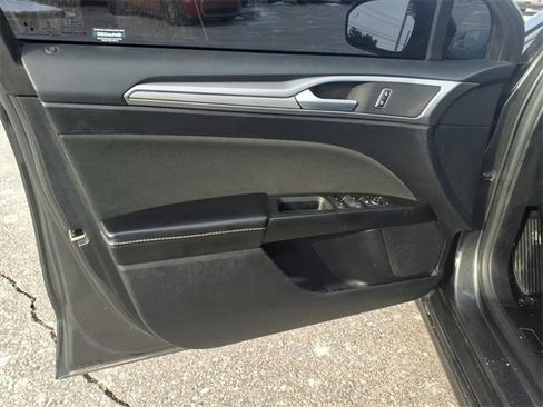 Used 2020 Ford Fusion SE image 9