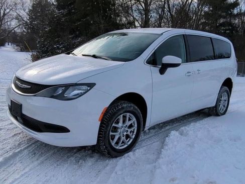 Used 2022 Chrysler Voyager LX image 3