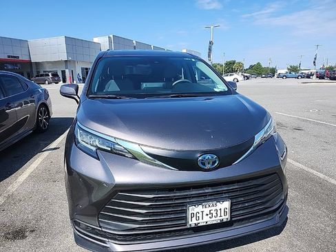 Used 2021 Toyota Sienna LE FWD image 22