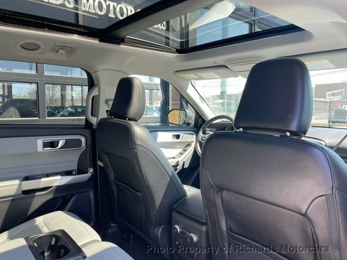 Used 2021 Ford Explorer XLT w/ XLT Sport Appearance Package image 21