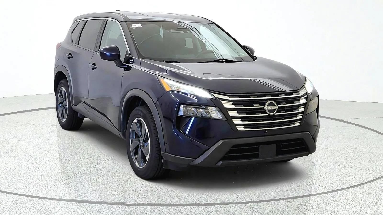 Used 2024 Nissan Rogue SV AWD/4WD image 2