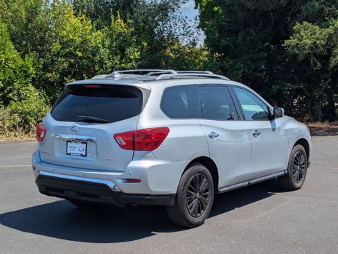 Used 2019 Nissan Pathfinder SV FWD image 5