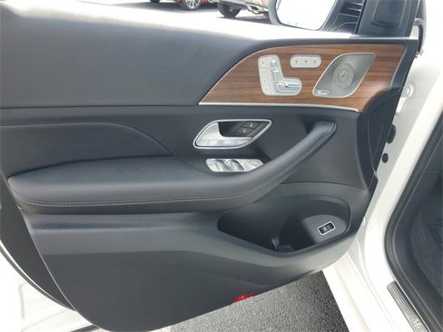Used 2025 Mercedes-Benz GLS 450 4MATIC image 12