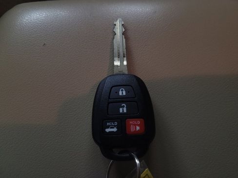 Used 2016 Toyota Camry LE image 32