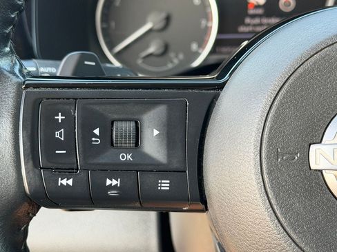 Used 2022 Nissan Pathfinder SV FWD image 17
