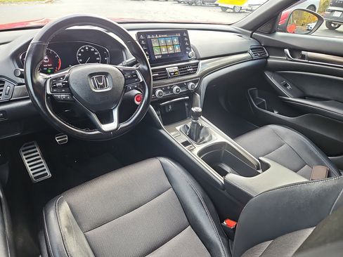 Used 2018 Honda Accord Sport image 2