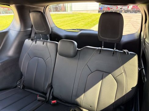 Used 2019 Chrysler Pacifica Touring-L FWD image 14