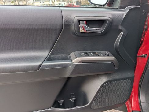 Used 2016 Toyota Tacoma TRD Sport w/ Towing Package AWD/4WD image 11