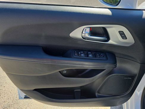 Used 2021 Chrysler Pacifica Limited w/ Uconnect Theater Family Group image 25