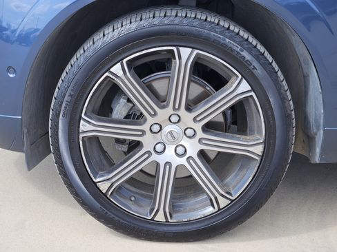 Used 2018 Volvo XC60 T5 Momentum w/ Vision Package image 16