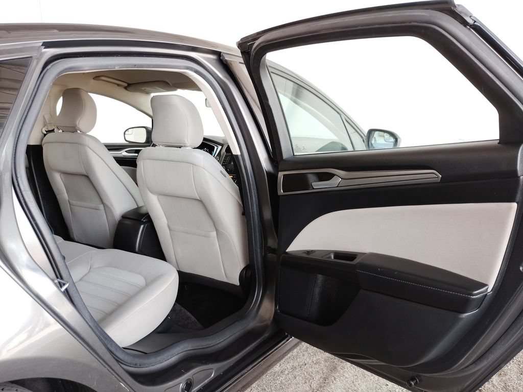 Used 2019 Ford Fusion SE FWD image 16