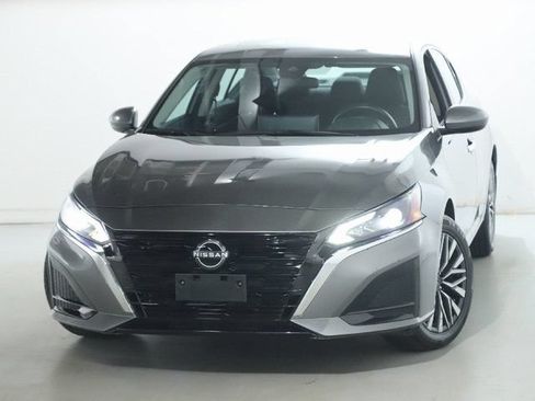 Used 2024 Nissan Altima 2.5 SV w/ SV Premium Package AWD/4WD image 3