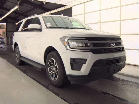 Used 2024 Ford Expedition XLT AWD/4WD image 3