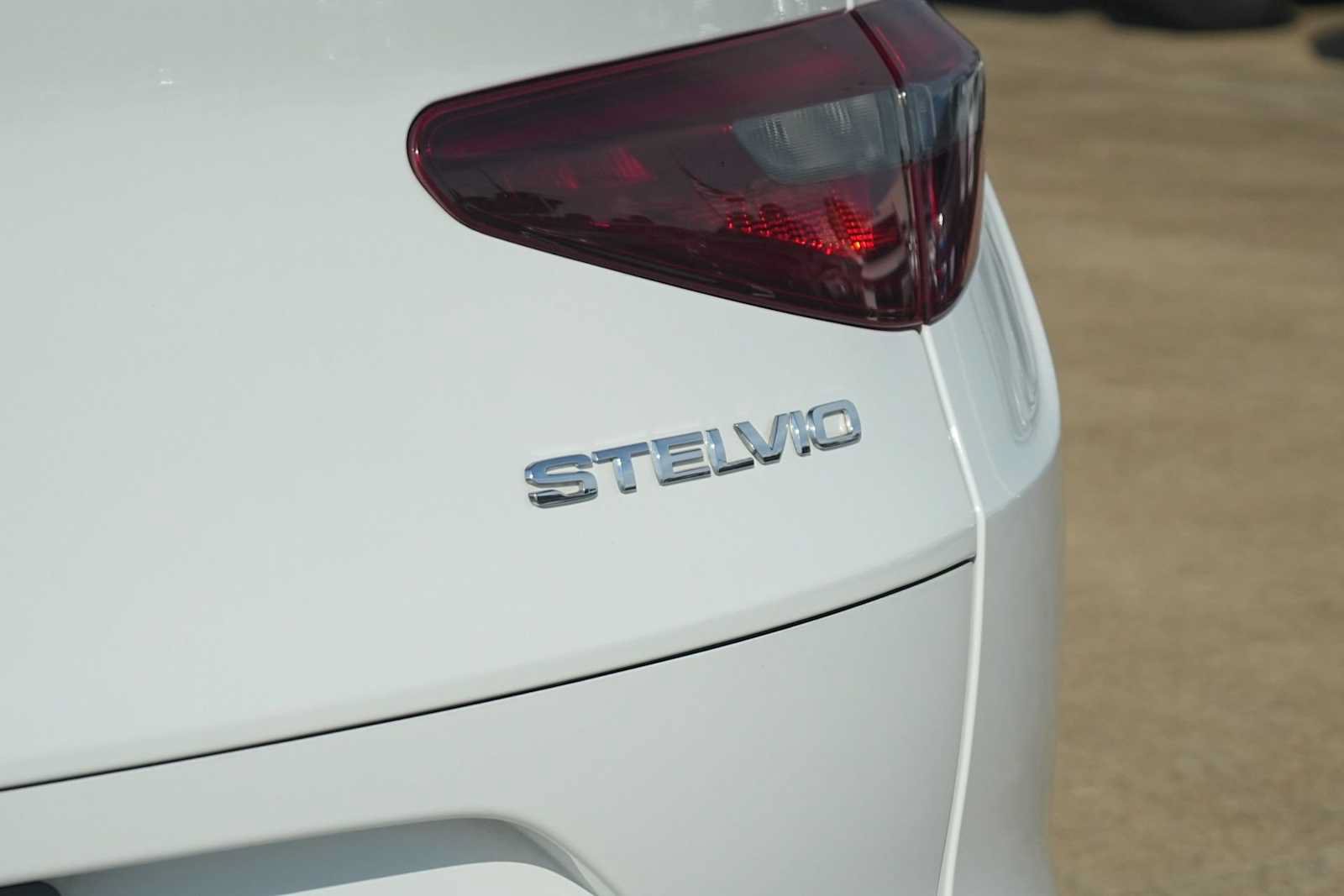 Used 2022 Alfa Romeo Stelvio Ti AWD/4WD image 8