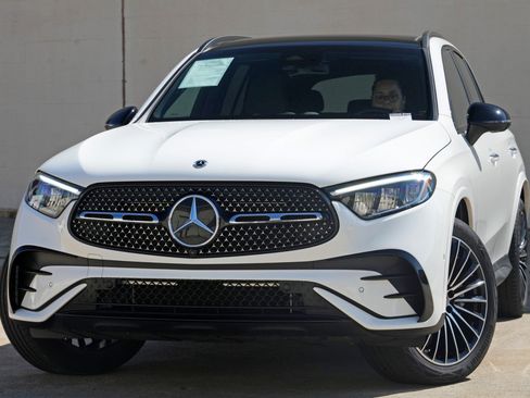 Used 2025 Mercedes-Benz GLC 300 4MATIC w/ AMG Line image 3
