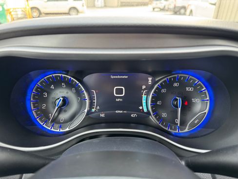 Used 2025 Chrysler Pacifica Select FWD image 11