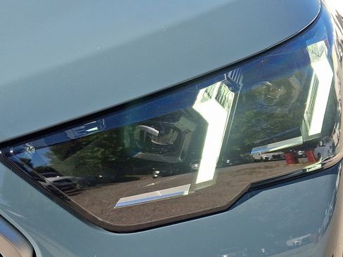 Certified 2025 BMW X2 xDrive28i w/ Convenience Package image 10