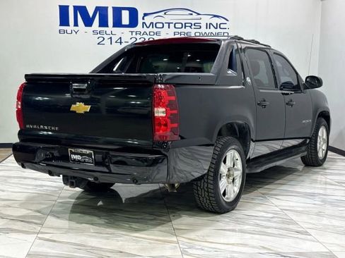 Used 2013 Chevrolet Avalanche LS image 6