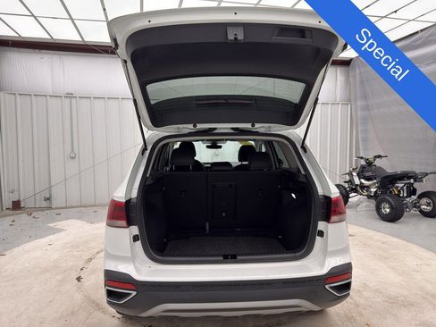 Used 2024 Volkswagen Taos SE image 9