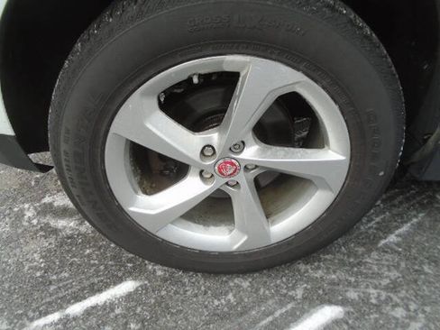 Used 2019 Jaguar F-PACE Premium image 16