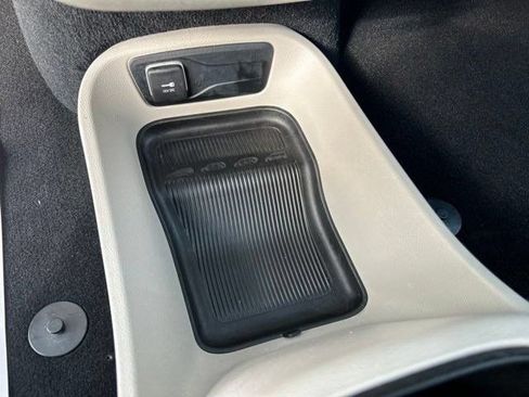 Used 2024 Chrysler Pacifica Limited FWD image 35
