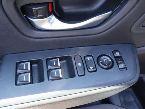 Used 2025 Honda Pilot TrailSport image 12