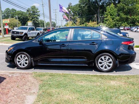 Used 2025 Toyota Corolla LE FWD image 3