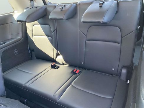 Used 2025 Nissan Pathfinder SL FWD image 12