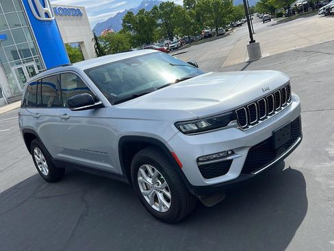 Used 2023 Jeep Grand Cherokee Limited AWD/4WD image 2