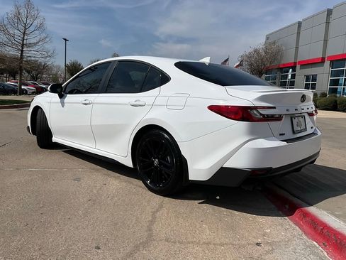 Used 2025 Toyota Camry SE w/ Convenience Package image 8
